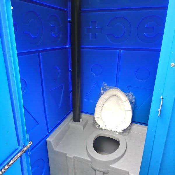 Туалетная кабина с баком 0001